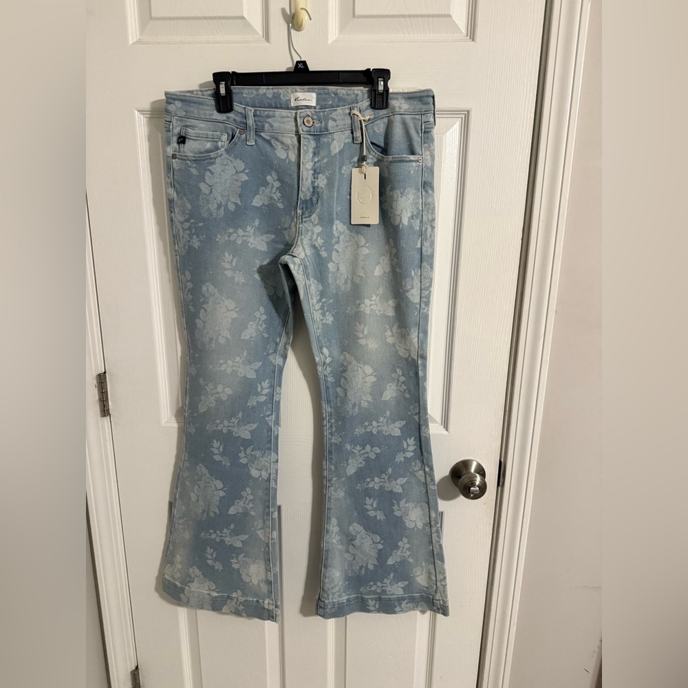 Light Wash Floral Flare Jeans - Women